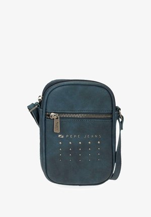 Bolso bandolera pequeño azul oscuro con bolsillo delantero con cremallera, remaches metálicos, correa ajustable y logo de "Pepe Jeans" en el frente.