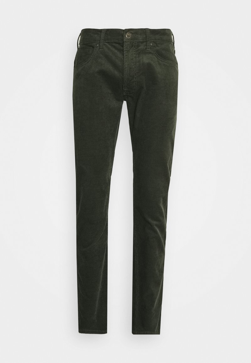 Pantalon en velours côtelé vert foncé à coupe slim, avec une fermeture par bouton et un design classique à cinq poches, texture lisse et léger éclat.