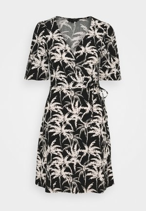 Zwarte wikkeljurk met witte palmboomprint, korte mouwen, zijstrikceintuur, knie-lengte, V-hals.