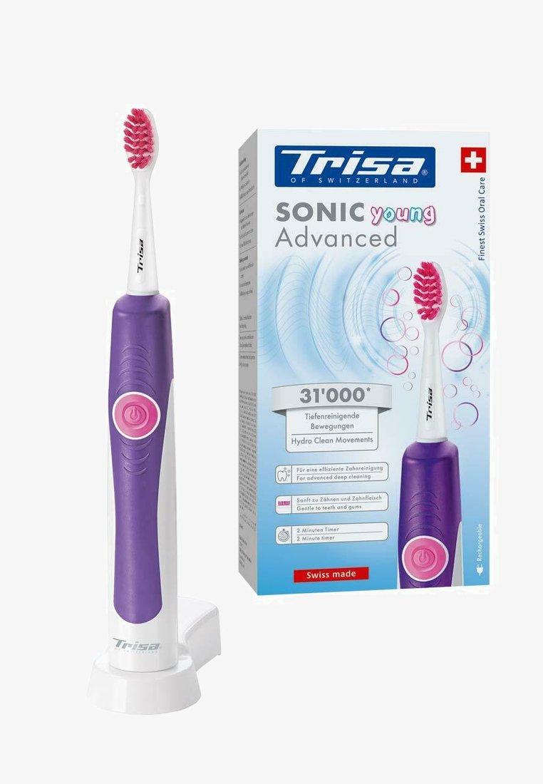 Lila-weiße Trisa Sonic Young Advanced elektrische Zahnbürste mit pinken Borsten, stehend auf der Ladestation neben ihrer blau-weißen Verpackung.