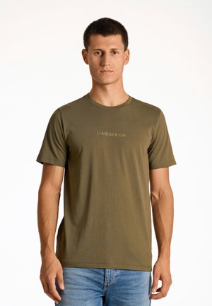 Olivgrön rundhalsad t-shirt gjord av mjukt tyg med korta ärmar. Har "LINDBERGH"-logotypen i diskret tryck på bröstet.