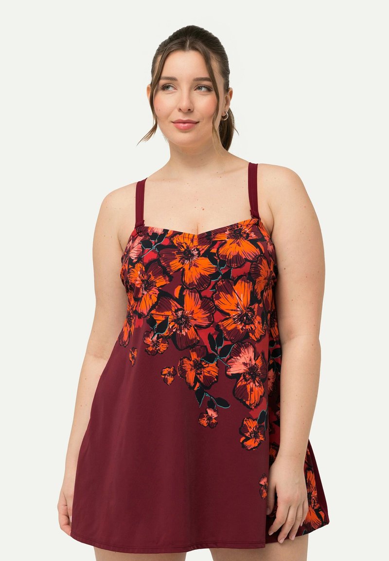 Bordeaux zomerjurk met een bloemenpatroon in oranje en zwart, voorzien van dunne schouderbandjes en een losse A-lijn pasvorm. Glad stoftextuur.