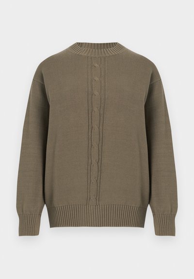 Olivgrüner Strickpullover mit Rundhalsausschnitt, gerippten Bündchen und Saum, mit einem zentralen Zopfstrickmuster auf der Vorderseite.