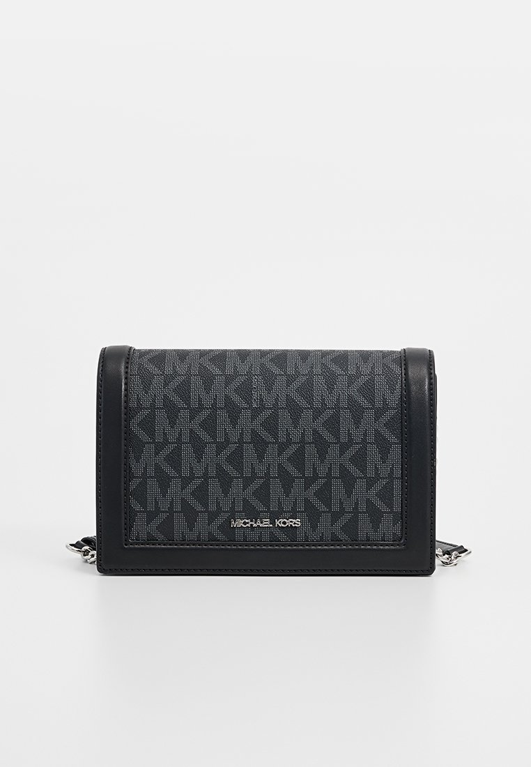 Sac bandoulière noir avec un tissu texturé arborant un motif logo répété, des accents en cuir, une fermeture à rabat et des détails en métal argenté.