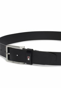 Cintura in pelle nera con una fibbia rettangolare in metallo argento, con un logo sulla cinghia in pelle e una superficie liscia.
