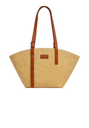 Vævet stråtaske med brune læderhåndtag. Har en rummelig, tapered form og et logo-patch foran. Struktureret overflade.