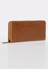 Portafoglio in pelle marrone con una superficie liscia, chiusura con zip e un dettaglio con tasca frontale. Presenta il logo del marchio impresso sul lato.