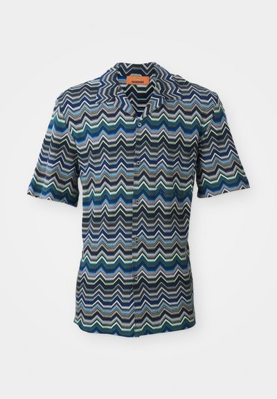 Camicia a maniche corte con bottone caratterizzata da un motivo a zigzag in blu navy, verde e azzurro su un tessuto testurizzato. Etichetta al colletto.