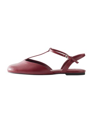 Platte bordeaux leren slingback sandaal met T-bandje en zilveren gesp op witte achtergrond.