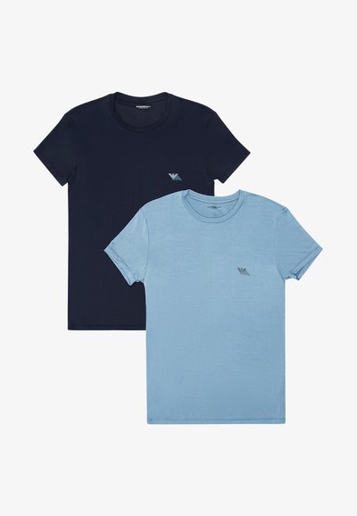 Set av två t-shirts: en mörk marinblå och en ljusblå. Båda är i bomull, kortärmade med rund halsringning och en liten logotyp på bröstet.