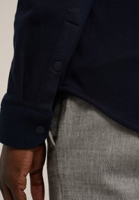 WE Fashion Chaqueta fina - blue