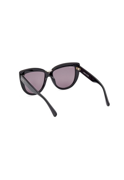 Gafas de sol de estilo cat-eye en negro con lentes tintados en púrpura oscuro, montura de plástico brillante y acentos en color dorado en las esquinas.