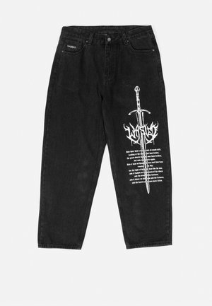 Czarne dżinsy z denimu z logo na przodzie, graficznym wzorem miecza i białym napisem na lewym nogawce. Luźny, tapered fit.