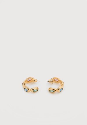 Χρυσά σκουλαρίκια στεφάνης με οβάλ μπλε, πράσινες και ροζ πολύτιμες πέτρες, τοποθετημένες ομοιόμορφα γύρω από κάθε σκουλαρίκι σε λευκό φόντο.