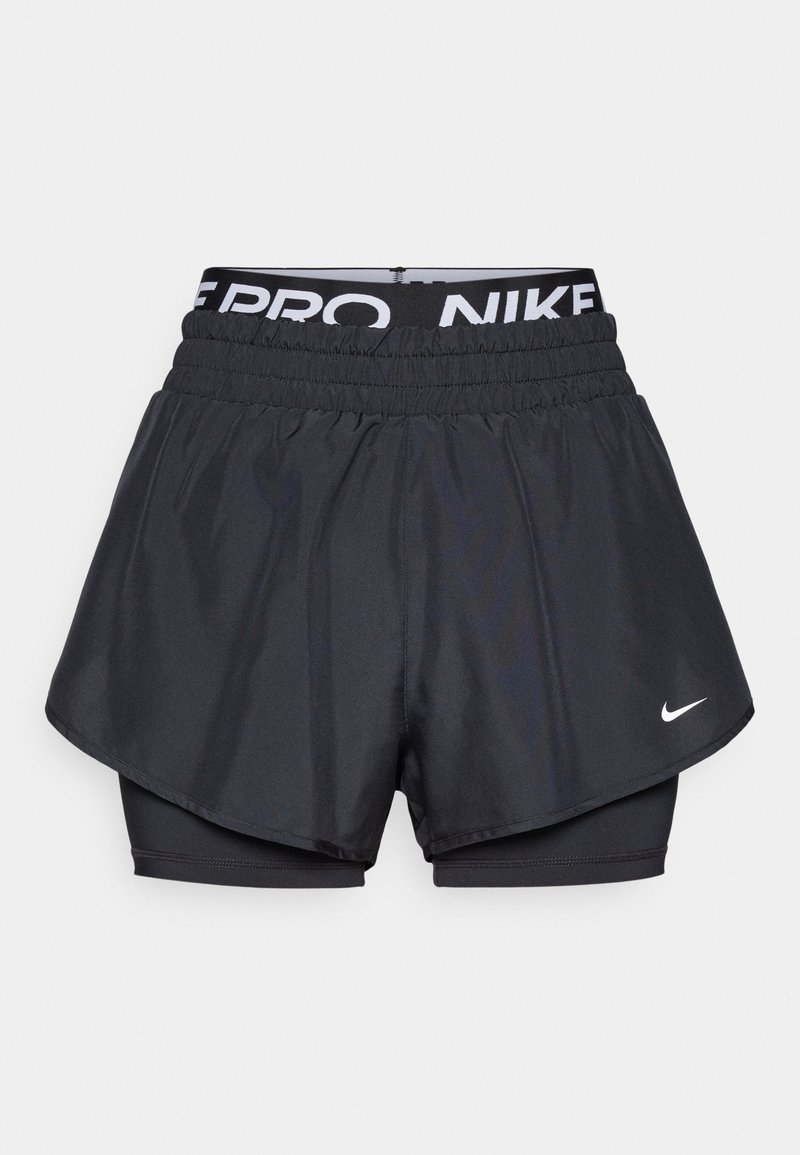 Schwarze Sportshorts mit einem geschichteten Design, ausgestattet mit einer atmungsaktiven Außenschicht, einem elastischen Bund mit Branding und einem kleinen Logo auf der Vorderseite.