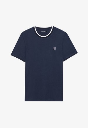 Tengerészeti kék pamut póló kerek nyakkal, fehér díszítéssel a galléron és az ujjakon, valamint egy kis hímzett pajzs logóval a mellkasán.