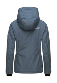 Modrá lehká bunda s kapucí a dlouhými rukávy, černé manžety na zápěstí a bílé logo "Marikoo Mountain" na pravé horní straně zad.