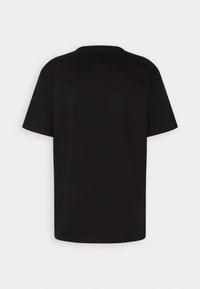 En enkel svart kortärmad T-shirt sedd bakifrån mot en vit bakgrund.