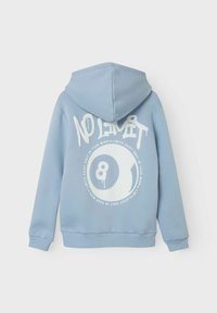 Lichtblauwe hoodie met een grote witte grafische afbeelding met de tekst "NO LIMIT" en een achtbalontwerp op de achterkant.