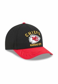 Schwarze Mütze mit rotem Schirm, ausgestattet mit gelb gesticktem Text "CHIEFS" und "KANSAS CITY" sowie einem weißen Formlogo auf der Vorderseite.