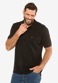 JP1880 GROSSE GRÖSSEN BIS 8XL KNOPFLEISTE - Piké - schwarz