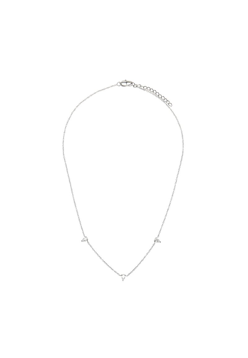 Srebrny naszyjnik z delikatnym łańcuszkiem, ozdobiony trzema małymi, trójkątnymi akcentami, zapięty na zamek i regulowanym ogniwem łańcuszka.