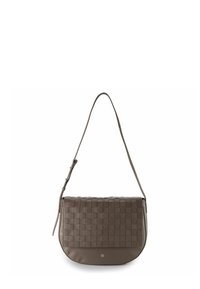 Borsa a spalla in pelle intrecciata marrone con forma curvata, tracolla regolabile e pannello inferiore liscio. Branding sottile sul davanti.