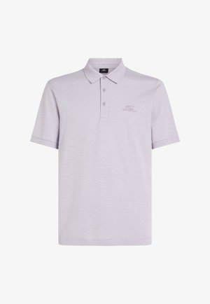 Lyse lavendel polo skjorte lavet af struktureret stof, med en tre-knaps placket og et subtilt broderet logo på brystet.