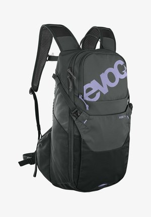 Schwarzer Rucksack mit strukturiertem Finish, ausgestattet mit einem großen lila Logo, verstellbaren Trägern und verschiedenen Taschen zur Aufbewahrung.