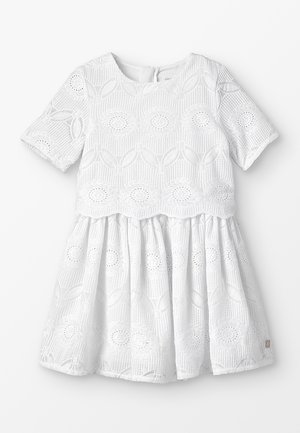 Robe blanche à manches courtes avec motif en dentelle florale texturée, encolure ronde et jupe froncée, conçue pour un enfant.