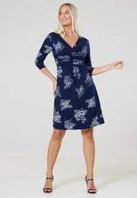 Chelsea Clark FLARED MATERNITY 3/4 SLEEVES - Džersejové šaty - white dark blue