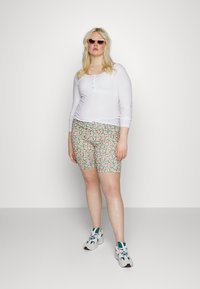 ONLY Curve ONCTHEA FEVER LIFECITY - Calções - greener pastures