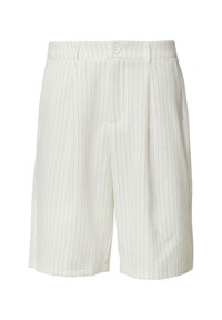 Witte streepjesshorts van gestructureerde stof, met knoopsluiting, plooien en zijzakken. Op maat gemaakt; knielange snit.
