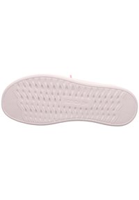 Semelle de chaussure en caoutchouc blanche avec un motif de grip texturé. Présente une forme lisse et arrondie ainsi qu'un détail de marque subtil.