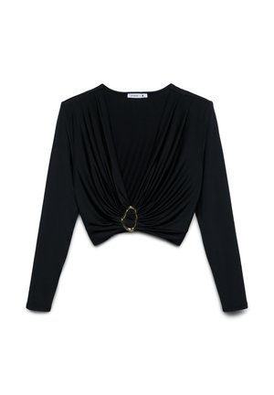 Top nero a manica lunga in tessuto morbido con design frontale annodato, accentuato da un anello ovale dorato in vita.