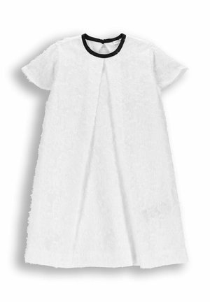 Biała sukienka o fakturowanej tkaninie z krótkimi rękawami, z czarną lamówką wokół dekoltu i zapięciem na kluczowym otworze z tyłu, ułożona płasko na białym tle.