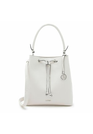 Borsa a secchiello in pelle bianca con manico superiore, tracolla regolabile, chiusura con coulisse e ciondolo rotondo con logo argento appeso al lato.