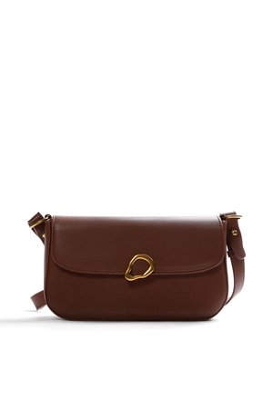 Borsa a tracolla in pelle marrone con patta curva e chiusura metallica dorata irregolare unica, tracolla regolabile su sfondo bianco.