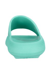 Ljus teal gummislide med öppen bakdel, strukturerad yta och ribbad rem, designad för komfort och enkel användning.