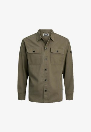 Camisa de manga larga color verde oliva, hecha de un tejido resistente, con cierre de botones en la parte delantera, dos bolsillos en el pecho con solapas y dobladillo recto.