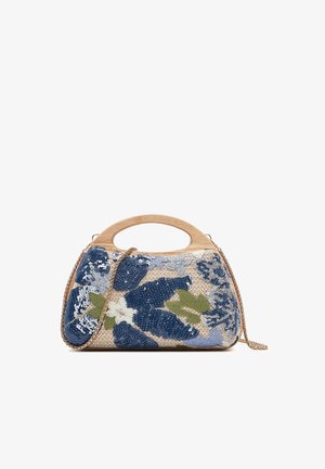 Bolso con asa de madera y correa de cadena dorada, decorado con bordado de lentejuelas florales en azul y verde sobre fondo de tela beige.