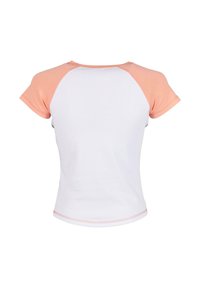 Tricou cu mânecă scurtă, cu corp alb și mâneci raglan de culoare portocalie deschisă, realizat dintr-un material moale, având un decolteu rotund și tivuri cusute.