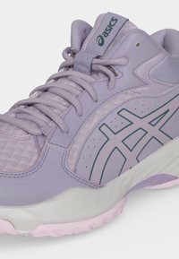 Ανοιχτό μωβ αθλητικό παπούτσι Asics με πλέγμα στο πάνω μέρος, επενδεδυμένη γλώσσα και γιακά, κορδόνια μπροστά και διακοσμητικό λογότυπο στη πλευρά.
