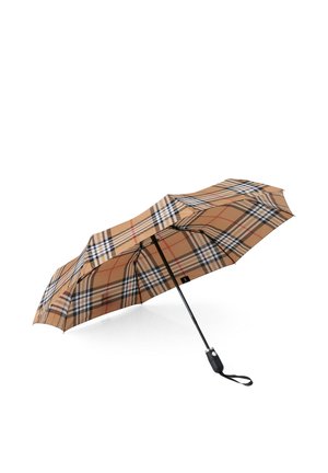 Kompakter Regenschirm mit beige-, schwarz-, weiß- und rot kariertem Muster, schwarzem Griff und Handschlaufe, geöffnet vor weißem Hintergrund.