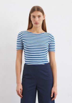 Baumwoll-T-Shirt mit blauen und weißen horizontalen Streifen, rundem Ausschnitt und kurzen Ärmeln, kombiniert mit navyblauen hochgeschnittenen Hosen.