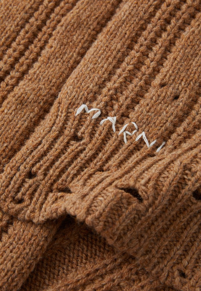 Strukturstrikket sweater i dyb orange-brun uld, med små huller og hvid broderet "Marni" logo.