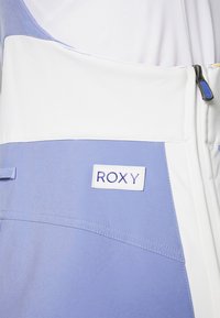 Lichtgewicht jas met een wit en lichtpaars kleurenschema, voorzien van een rits en een zichtbaar "ROXY" logo patch.
