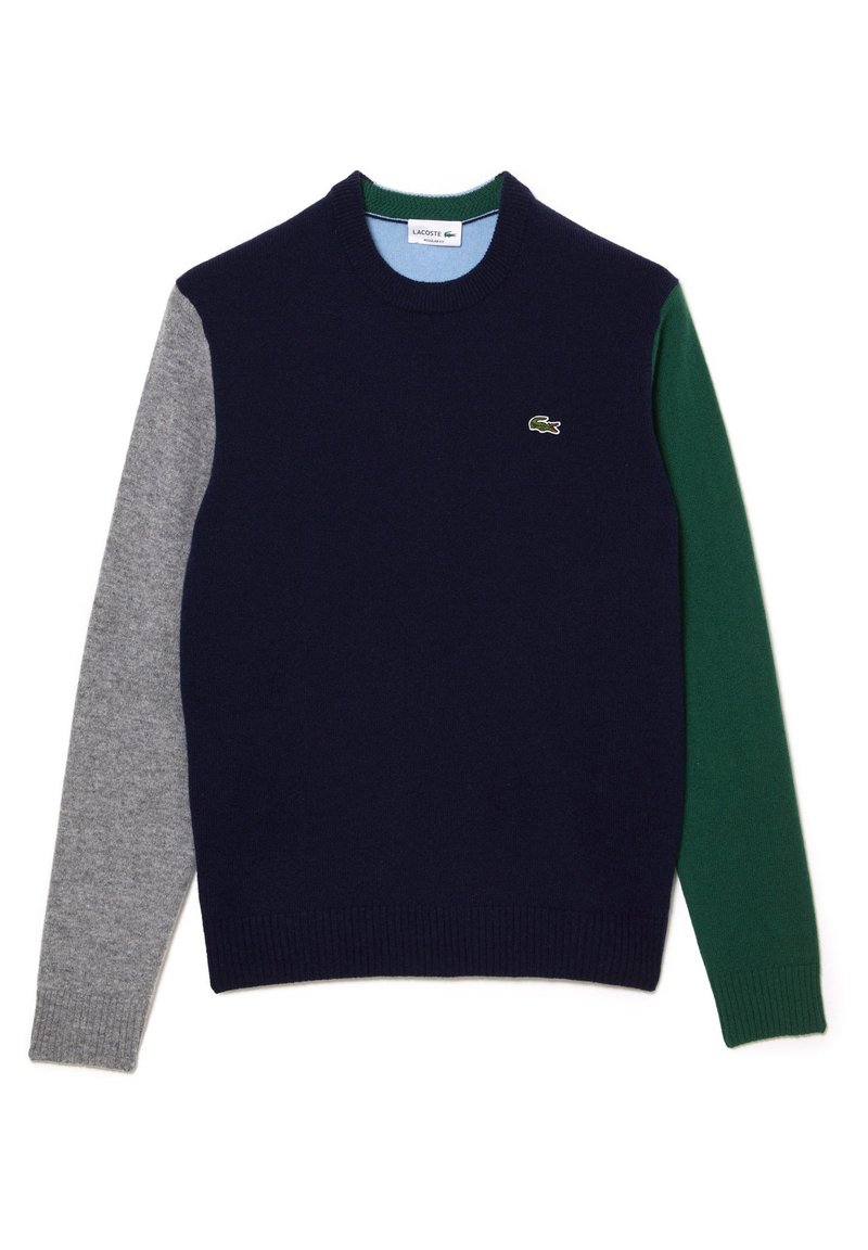 Marineblauer Pullover mit grauen, grünen und dunkelblauen Ärmeln. Verfügt über einen runden Halsausschnitt und ein kleines Lacoste-Logo auf der Brust. Weiche Stricktextur.