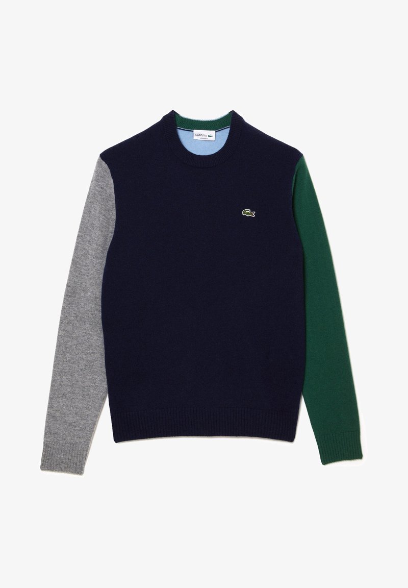 Marineblauer Pullover mit grauen, grünen und dunkelblauen Ärmeln. Verfügt über einen runden Halsausschnitt und ein kleines Lacoste-Logo auf der Brust. Weiche Stricktextur.