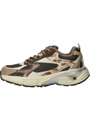 Robuuste sneaker met beige, bruine en crèmekleurige mesh- en suède panelen, met een dikke witte zool met zilveren en bruine accenten.